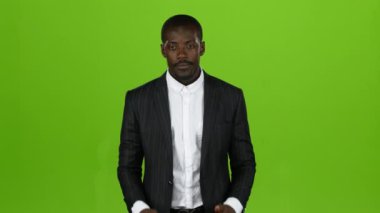 Afrikalı-Amerikalı gürlemesi ellerini ve parmaklarını gösterir. Yeşil ekran