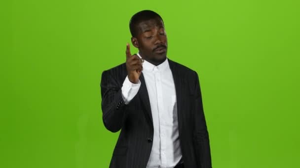 El hombre de nacionalidad africana se para y regaña a sus subordinados con el dedo. Pantalla verde — Vídeos de Stock