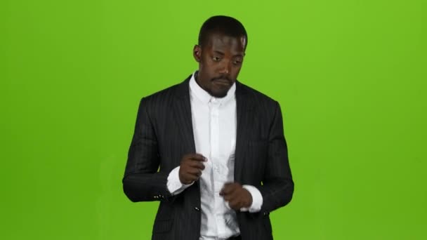 African american guy dances in a business suit, he has funny moves. Green screen — Stock Video