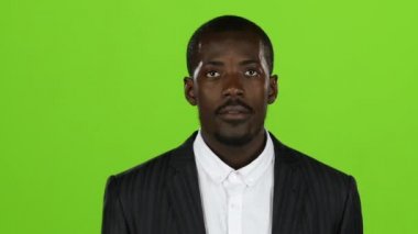 Şef Afrikalı-Amerikalı meslektaşları ile çığlıklar konuşuyor. Yeşil ekran. Ağır çekim