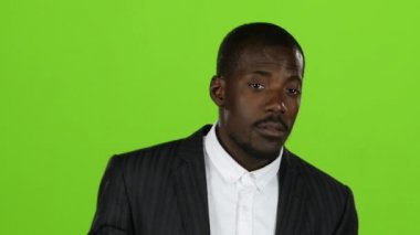 Afro-Amerikan dans yerde hareket eder ve şarkı söylüyor. Yeşil ekran. Ağır çekim