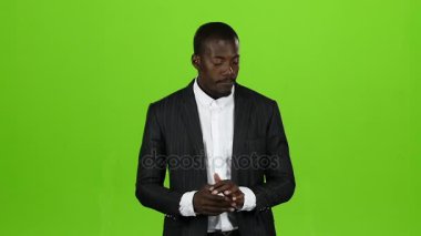 Afrikalı-Amerikalı bir latin hareket dans ediyor. Yeşil ekran. Ağır çekim