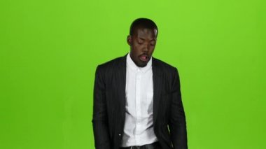 İşadamı komik taşır, dans etmeye çalışır, eğlenir. Yeşil ekran. Ağır çekim