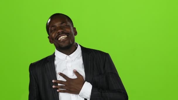 아프리카계 미국인 멋진 남자, 그의 미소 정복, 그리고 웃음은 전염성이 있다. 녹색 화면입니다. 슬로우 모션 — 비디오