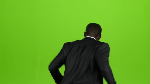 Afrikanischer amerikanischer Tanz springt auf und dreht sich um. Green Screen. Zeitlupe — Stockvideo