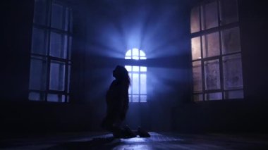 Ağır çekimde ışığında kız yetenekli dansları. Siluet