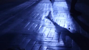 Profesyonel dansçı sicim ve katta dans oturur. Siluet