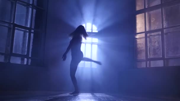 Danseres meisje in een witte jurk dansende hedendaagse, silhouet. Slow motion — Stockvideo