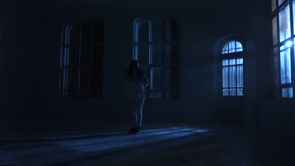 Slanke danseres vrouw in hemd dansen hedendaagse in maanlicht. Silhouet — Stockvideo