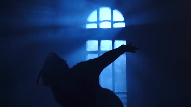 Девушка силуэт танцует современно в подсветке лунного света из окна — стоковое видео