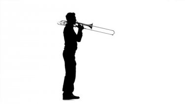 Müzisyen adam trombonunu oynuyor. Beyaz arka planda siyah siluet