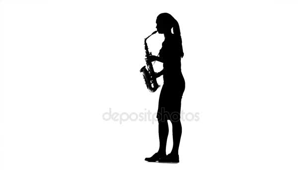 Музична жінка грає на саксофоні. Чорний силует на білому тлі — стокове відео