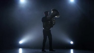 Besteci Nefesli/Üflemeli Saz klasik melodi çalar. Stüdyo duman