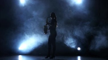 Enstrüman kadın Nefesli/Üflemeli Saz saksafon melodi çalar. Dumanlı stüdyo