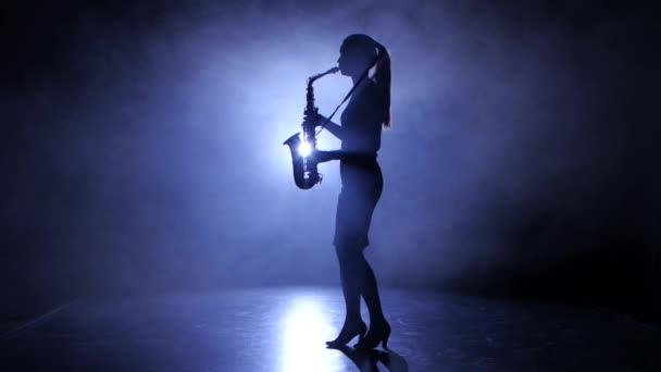 Jazz fusion framförd av musiker flicka spela saxofon. Silhouette, rökig studio — Stockvideo