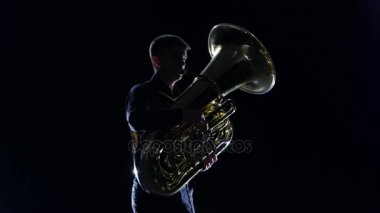 Adam siyah Studio tuba yavaş melody çalış