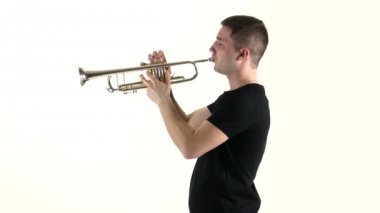 Boru yan beyaz arka plan üzerinde duran oynayan genç müzisyen