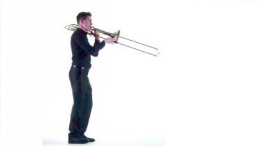 Trompetçi beyaz Studio Nefesli/Üflemeli Saz üzerinde çalış. Ağır çekim