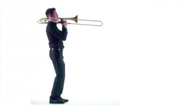 Trompetçi ağır çekimde Nefesli/Üflemeli Saz üzerinde çalış. Beyaz studio