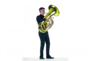 Adam beyaz Studio tuba melody çalış. Ağır çekim