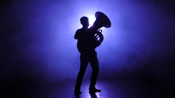 Trompeter Mann im verrauchten Studio spielt auf Tuba, Zeitlupe — Stockvideo
