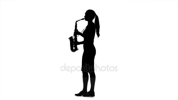Γυναίκα μουσικός που παίζει στο σαξόφωνο σε αργή κίνηση. Μαύρη σιλουέτα — Αρχείο Βίντεο