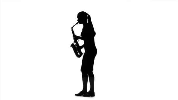 Vrouwelijke musicus op saxofoon in slow motion afspelen. Zwarte silhouet — Stockvideo