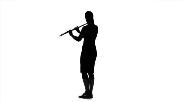 Fille musicienne jouant de la flûte au ralenti. Studio blanc — Video
