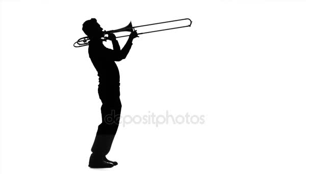 Professioneel muzikant spelen op trombone in slow motion. Zwarte silhouet — Stockvideo