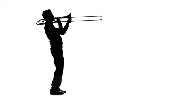 Musicien professionnel jouant sur trombone au ralenti. Silhouette noire — Video