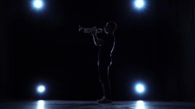 Studio trompet caz oynarken projektör ile müzisyen. Ağır çekim