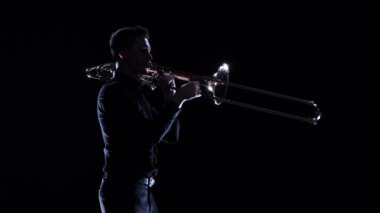 Müzisyen Nefesli/Üflemeli Saz melodi karanlıkta üzerinde çalış. Ağır çekim