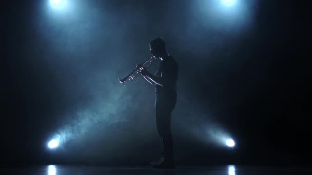 Trumpetare i rökiga studio och spotlight spelar melodi. Slow motion — Stockvideo