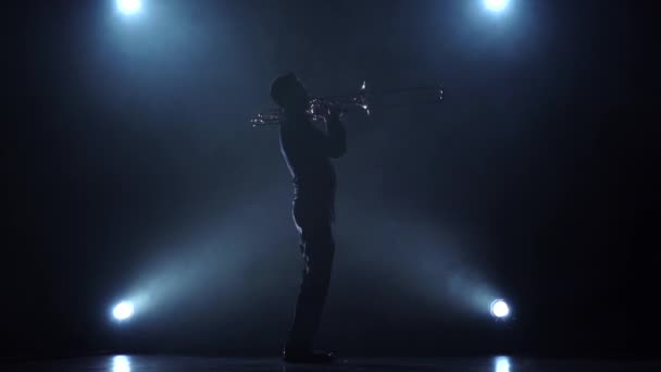 Melodie speelt instrumentalist op trompet in slow motion. Rook studio — Stockvideo