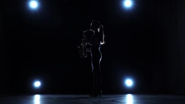 Solo concert of female playing on saxophone in slow motion — Stock Video