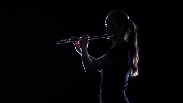 Vrouw musicus blaast het motief in blaasinstrument. Slow motion — Stockvideo