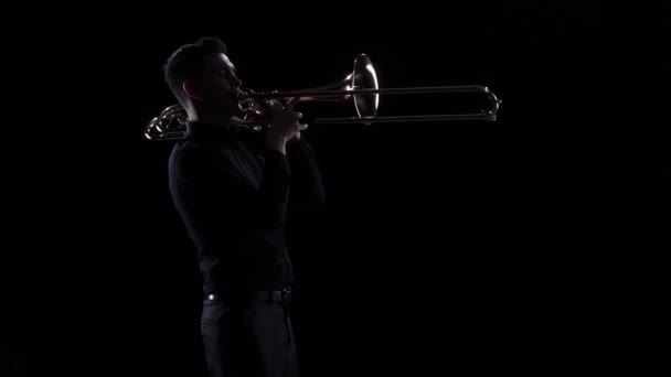 Trumpetista hraje na dechový nástroj klidné melodie ve zpomaleném záběru — Stock video
