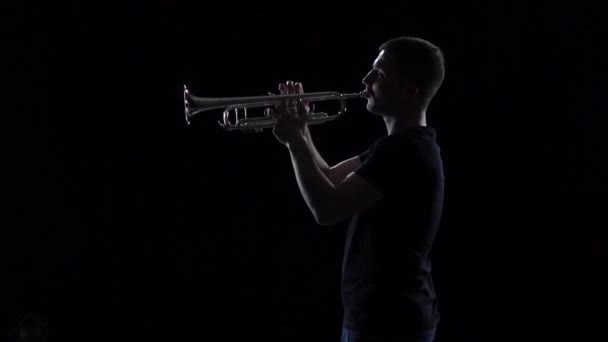 Dallam lassítva trombitás ember játszik. Stúdió-fekete háttér — Stock videók