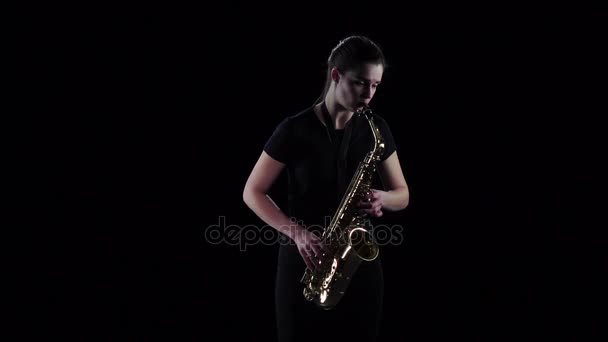 Kvinna spelar på saxofon jazz melodin i slow motion — Stockvideo