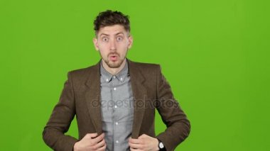 Adam şaşırır, insanların eylemleri sadece sok. Yeşil ekran