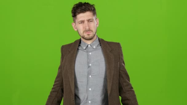 Guy businessman is very tired of working, and yawns, wants to sleep. Green screen — Stock Video