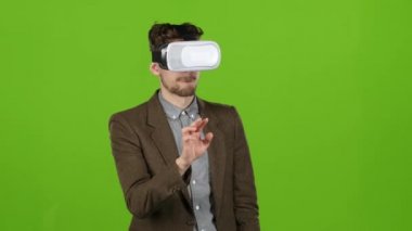 3d gözlüklü adam grafik ve sanal hologram ele almaktadır. Yeşil ekran