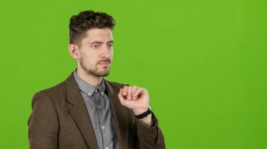 Adam sanal bir kara tahta üzerinde fotoğraflarına benziyor. Yeşil ekran