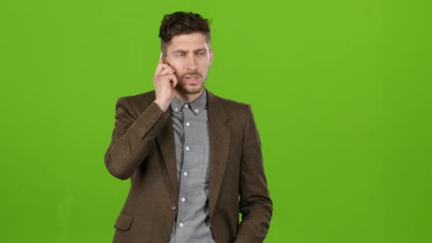 Der Mann, der das Telefon hält, beginnt wütend und nervös zu reden. Green Screen — Stockvideo