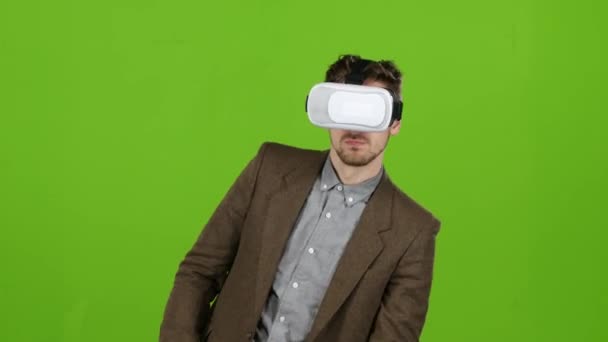 Muž s brýlemi je virtuální realita, unikne fiktivní překážky. Zelená obrazovka — Stock video
