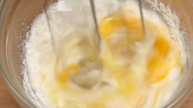 Mikser kırbaç taze malzemeler için pasta ağır çekimde. Yakın çekimler