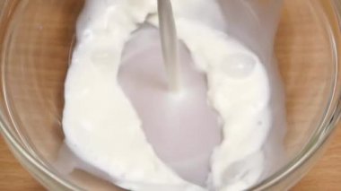 Süt plaka, hazırlık tarafından reçete dökülür. Ağır çekim