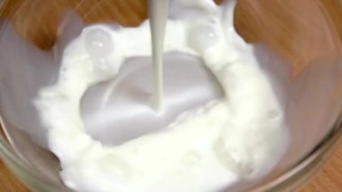 Hazırlık reçete ile süt döktü tabağına. Ağır çekim, yakın çekimler