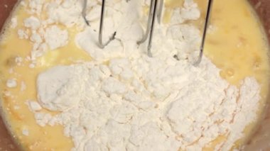 İki corollas Mikser hamur, closeups geçmek başlar. Ağır çekim