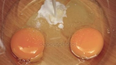 Süt kase yumurta yavaş hareket ile dökülür. Yakın çekimler